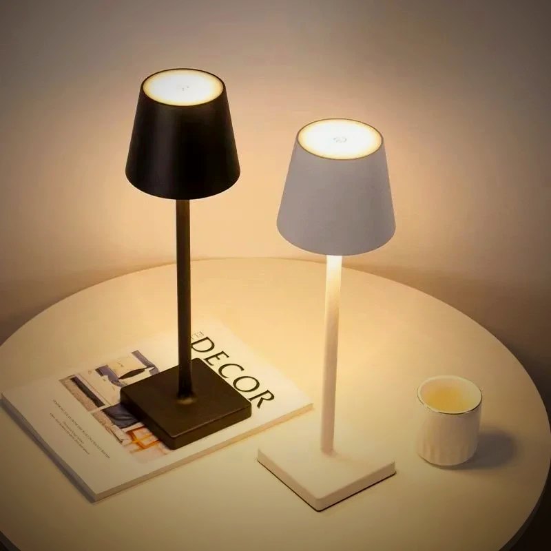 Marin lamps in black and white on a round table